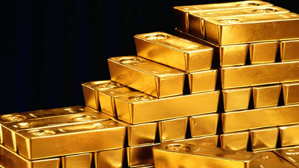 الذهب يتجاوز ذروة 3 أسابيع مع هبوط الدولار