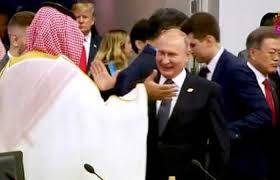 المصافحة الودية بين بوتين ومحمد بن سلمان.. كيف علق الكرملين على ذلك؟