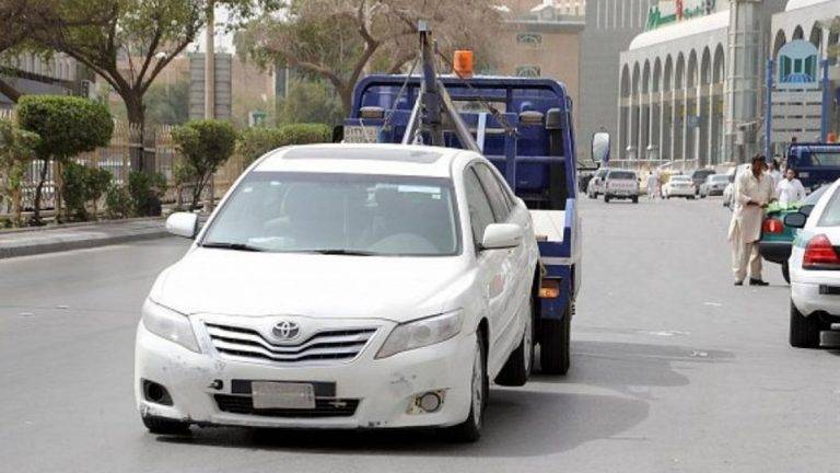 شركة مواقف سعودية تسحب مركبة للحجز وبداخلها طفلة نائمة