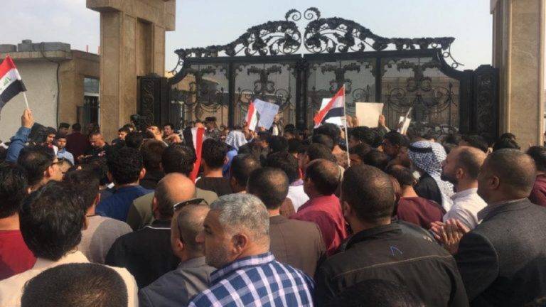 عراقيون يحاولون اقتحام مقر إقامة نائب رئيس الوزراء في البصرة