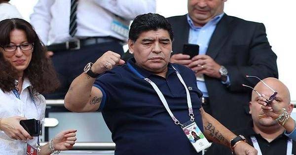 مارادونا يوجه اللكمات لمشجعين أهانوه!