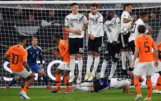 يورو 2020: الكلاسيكيات تعود من جديد وإعلان مواعيد مُباريات فرنسا وإسبانيا وإنكلترا وألمانيا وهولندا

ديشامب يُحذّر من الإستهانة بمجموعة «الديوك» وعائق وحيد في طريق المانشافت الألماني نحو النهائيات