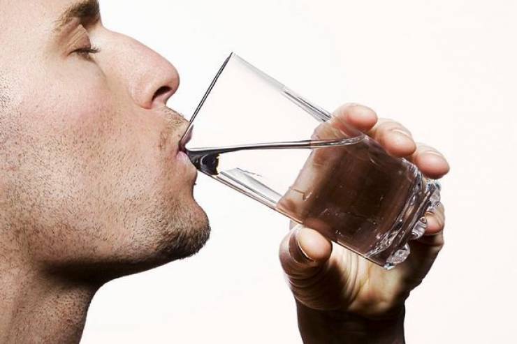 كيف يضر شرب الماء وقوفا؟