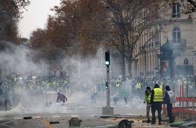 استطلاع: أكثر من ثلثي الفرنسيين يؤيدون "السترات الصفراء"