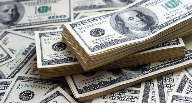 الدولار يتراجع مع هبوط عوائد السندات الأمريكية