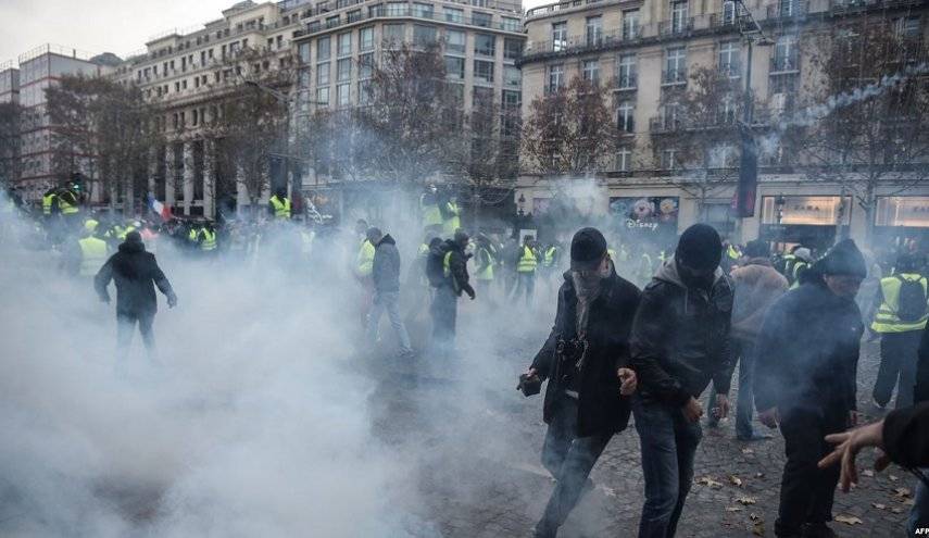 «الشعب يريد إسقاط النظام» يعود، لكن ليس في دولة عربية.. جدران باريس تشهد ظهوره باللغة العربية أثناء احتجاجات «السترات الصفراء»