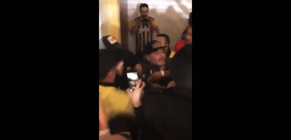 مارادونا يحاول الاعتداء على مشجع في المكسيك!