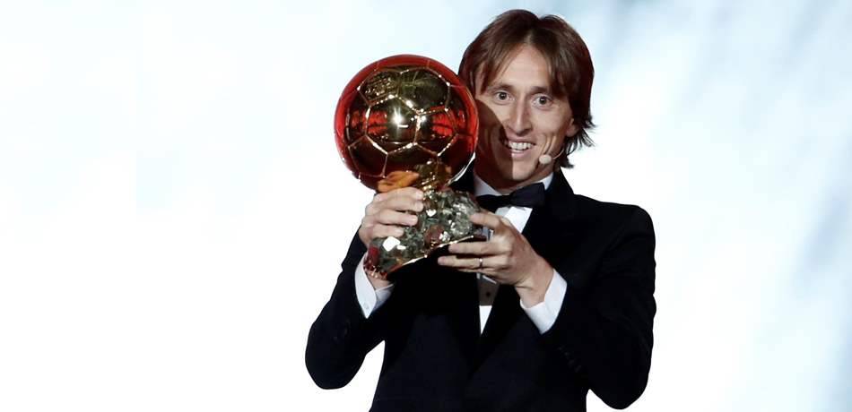 مودريتش يتوّج بجائزة الكرة الذهبية للمرّة الأولى في مسيرته (صور)
