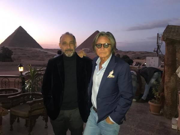 محمد حديد أمام الاهرامات في مصر .. بالصور