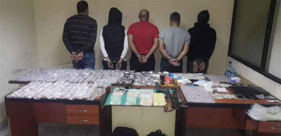 عصابة ترويج مخدّرات بقبضة "المعلومات".. هذا ما ضُبط بحوزة أفرادها (صورة)