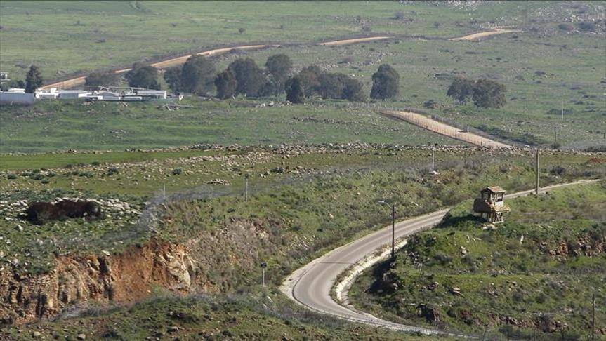 إسرائيل تطلق منطادا وترفع سواتر ترابية على الحدود اللبنانية