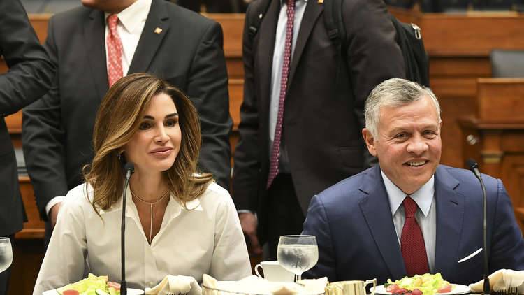 العاهل الأردني وعقيلته يقدمان العزاء لعائلة بوش