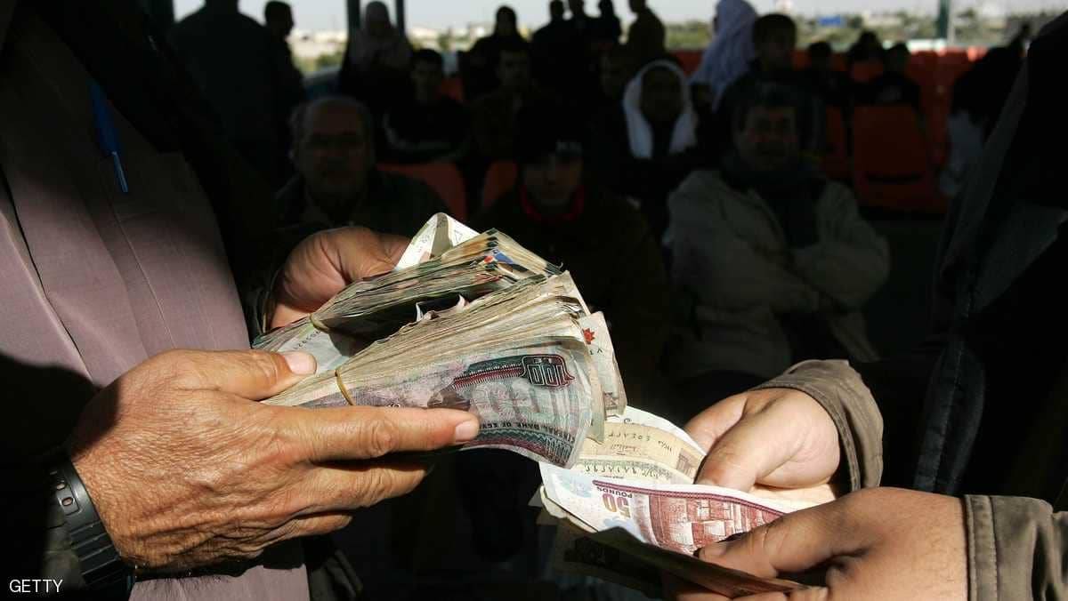 مصر تعتزم طرح نقود بلاستيكية.. والبنك المركزي يعلق