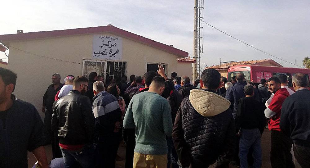فيديو لا يبشر بالخير... أردنيون يرمون محاصيلهم والسبب سوريا
