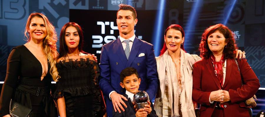 بما وصفت شقيقتا كريستيانو رونالدو فرانس فوتبول؟