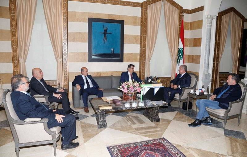 المشنوق استقبل وفدي بلديات حدودية جنوبية ومركز سياسات الهجرة