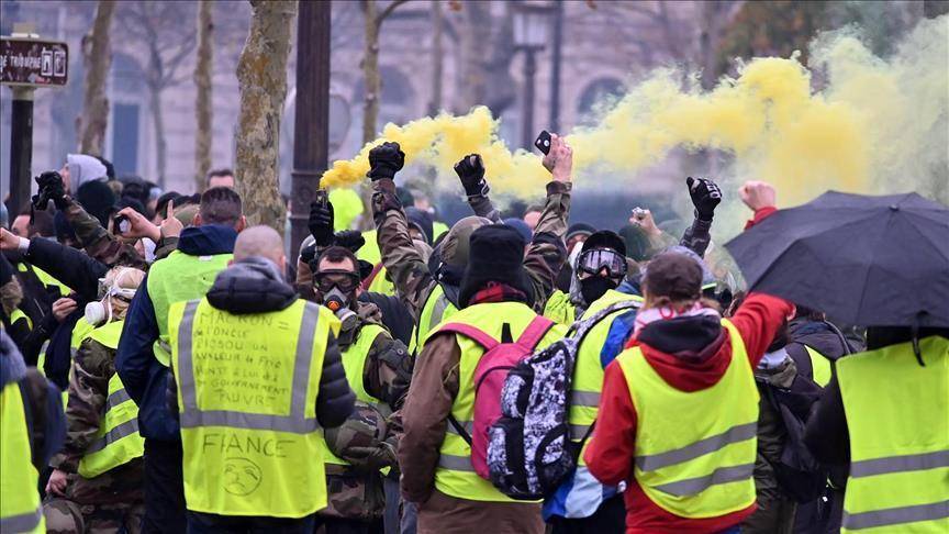 «الفرنسيون لا يطالبون بالفتات.. بل بالخبز كله».. المتظاهرون مصرون على الاحتجاج، ووزير الداخلية يتوعد «المتطرفين»