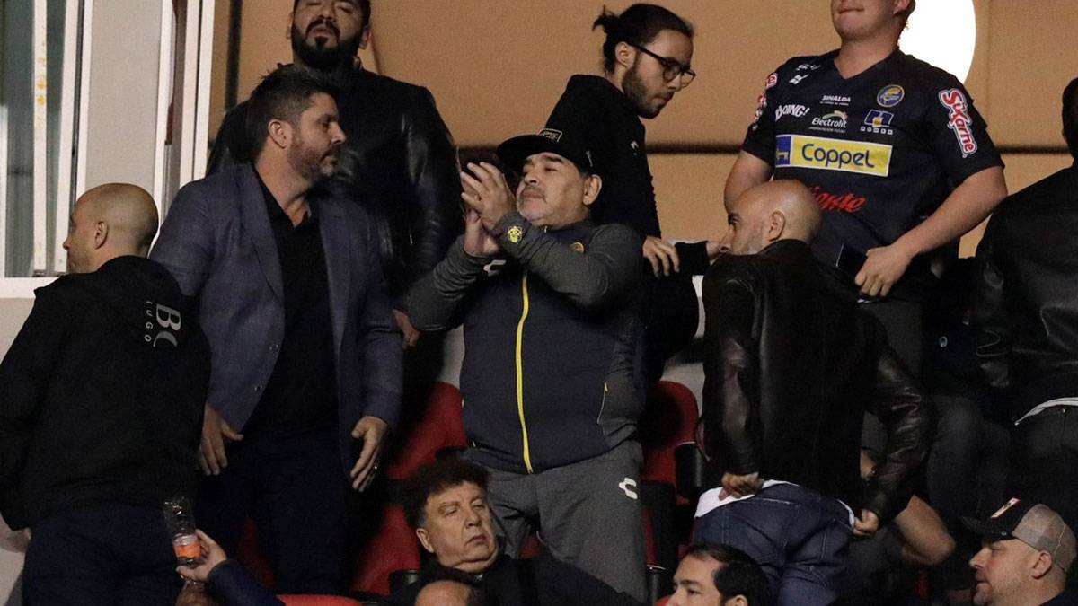 مارادونا يشتبك مع الجماهير، والاتحاد المكسيكي يحيله إلى التحقيق
