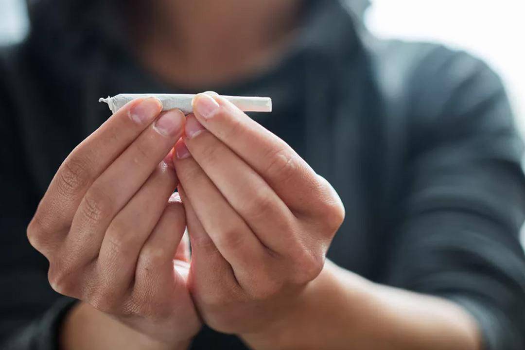 أيهما لديه فرص أقل في الإقلاع.. مدخن السجائر اللف أم الجاهزة؟