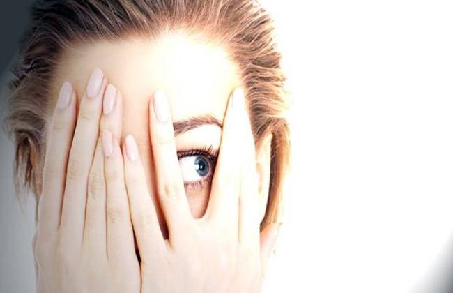 احذر.. حساسية العين للضوء تستلزم استشارة الطبيب فورا