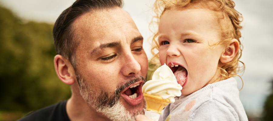 تمهَّل وأنت تأكل المثلجات! تناوُلها بشكل سريع قد يصيبك بمرض لا تتوقعه (دراسة)
