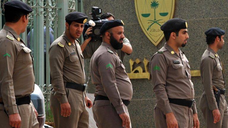 أحدهما مطلوب في جريمة قتل.. الإطاحة بسارقي “اللكزس” في الرياض