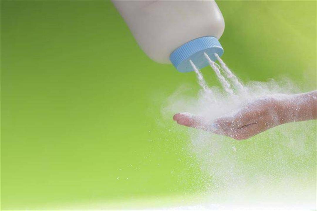 "بودرة التلك" تهدد النساء بمرض خطير