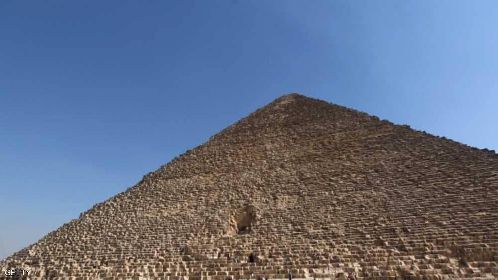 "فيديو جنسي" على قمة الهرم يثير غضبا.. و"الآثار المصرية" ترد