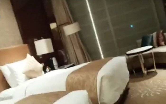 استحمت في الفندق فأصبحت نجمة مواقع اباحية!