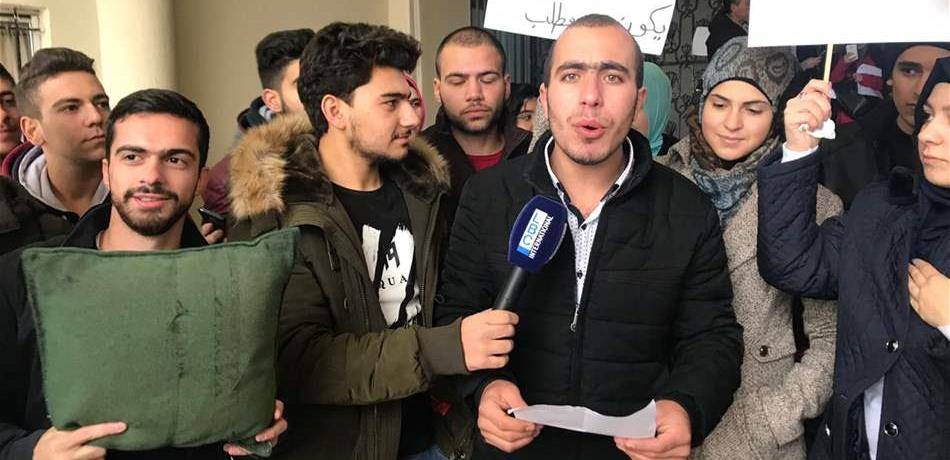 فقط في "اللبنانية".. قاعة تتّسع لـ 60 طالباً يحضر فيها 130!