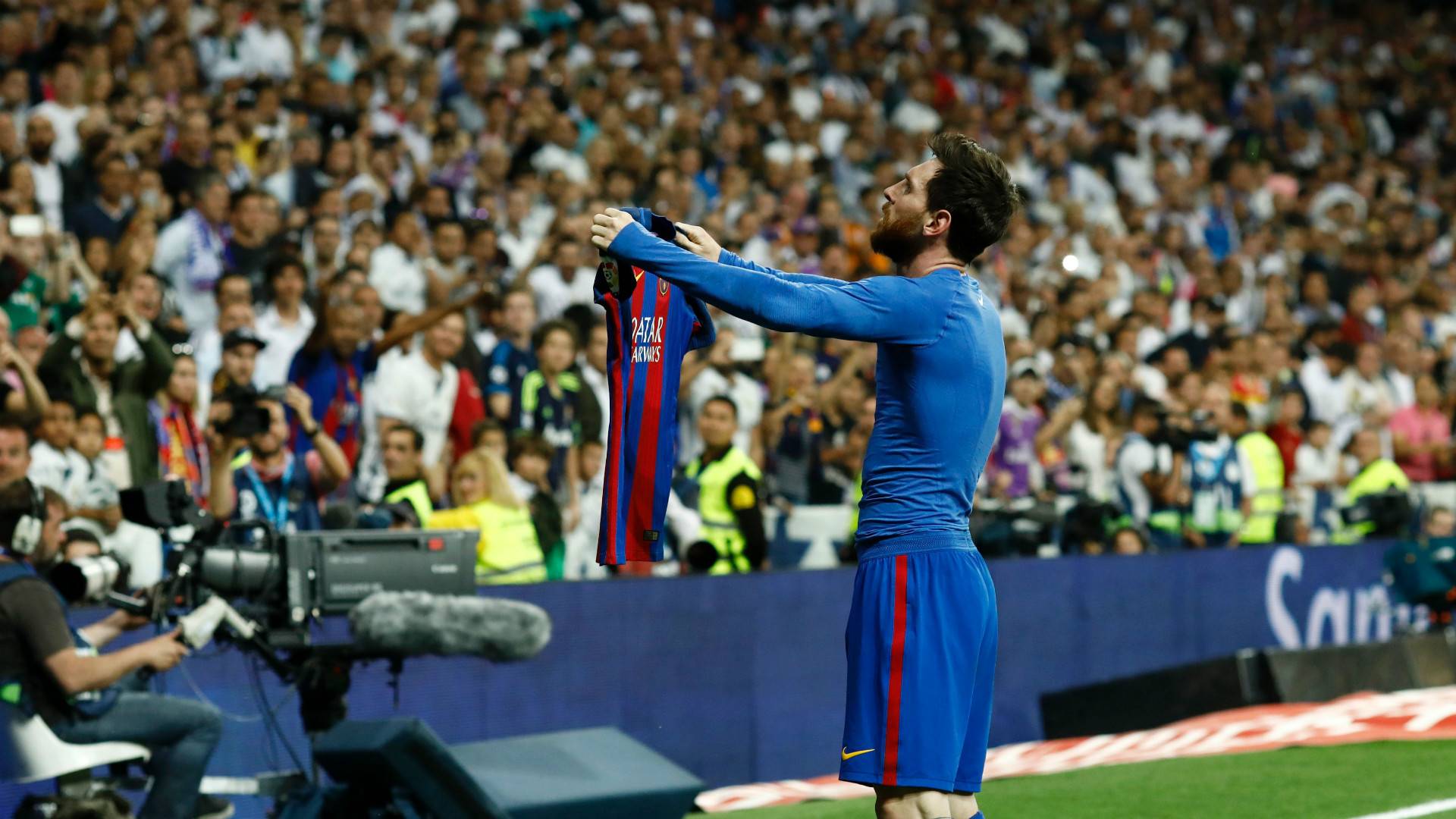 تسريب بالصور.. قمصان "غير مسبوقة" لبرشلونة بعد شهور