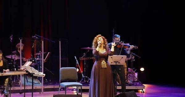 مغنية سورية تبعث برسائل حنين وسلام لبلدها من تركيا