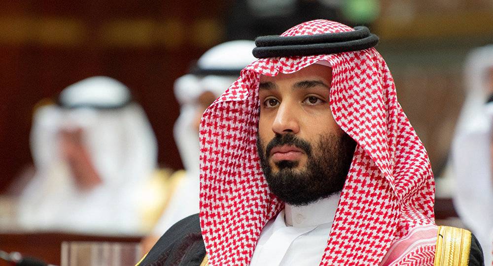 غاب الملك وحضر ولي العهد... الأمراء يجتمعون في مسجد بالرياض (صور)