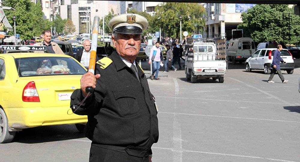أقدم شرطي مرور بالعالم في أقدم مدينة مأهولة بالتاريخ (بالفيديو والصور)