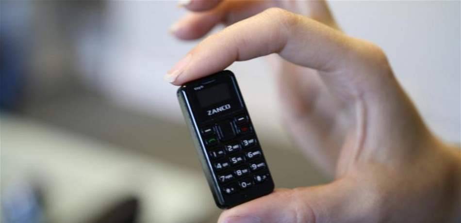 شاشته قاسية ويقاوم الماء.. تعرّفوا الى أصغر هاتف بالعالم