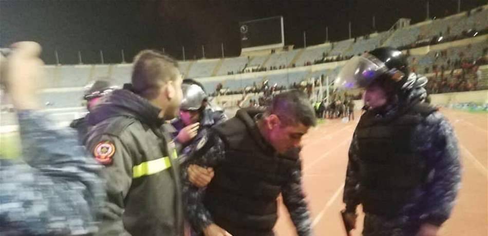 جرحى وتكسير كراسي المدرجات.. هذا ما حصل بعد انتهاء مباراة العهد والنجمة (فيديو)
