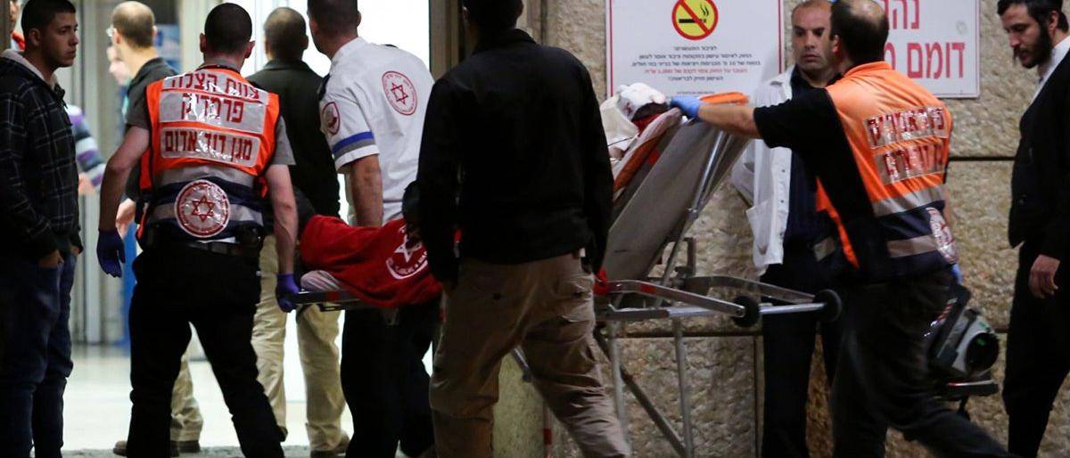 شاهد: إصابة شرطي وضابطة إسرائيلية في طعن بالقدس