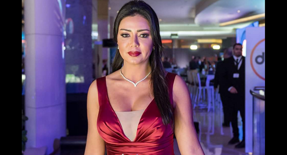 هذه المرة على غلاف مجلة... صور جديدة لرانيا يوسف تثير الجدل
