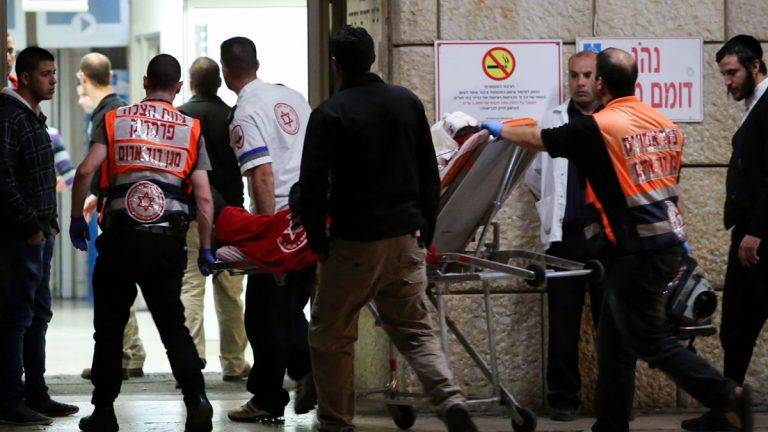 بالفيديو... استشهاد فلسطيني وإصابة شرطيين إسرائيليين في عملية طعن بالقدس