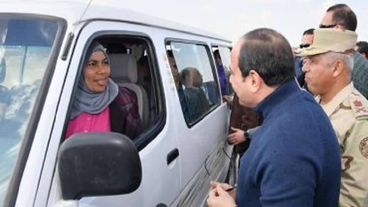 السيسي يجبر بخاطر سائقة "ميكروباص" بهذه الطريقة!