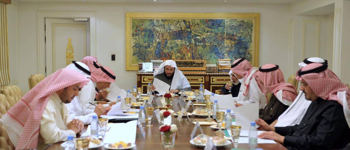 بعدما كان "بدعة".. السعودية تلزم المحامين بارتداء المعطف