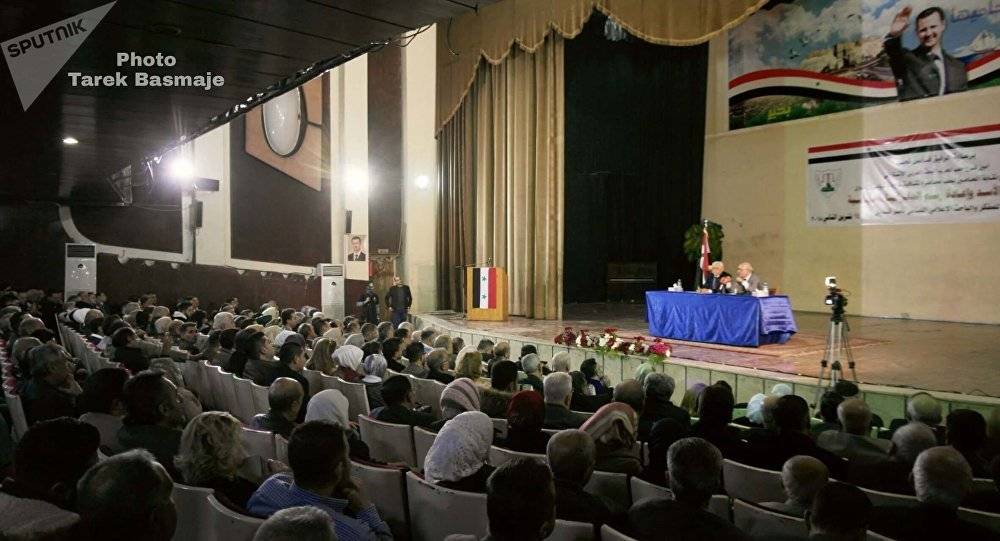 ناصر قنديل محاضراً في حلب الرئيس بشار الأسد "مفكر عبقري"