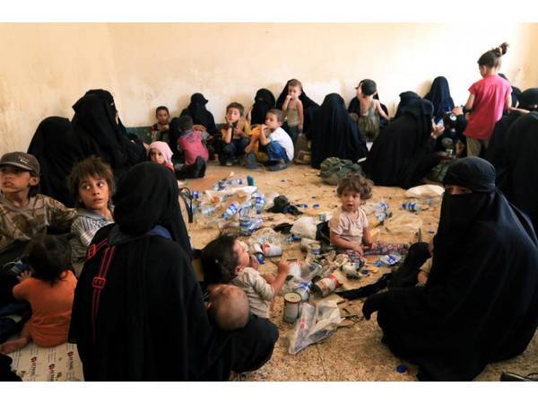 زوجات "داعش" البعض تم خداعهنّ۔۔ وأخريات يرفضن سماع أغنية "عمر دياب"!