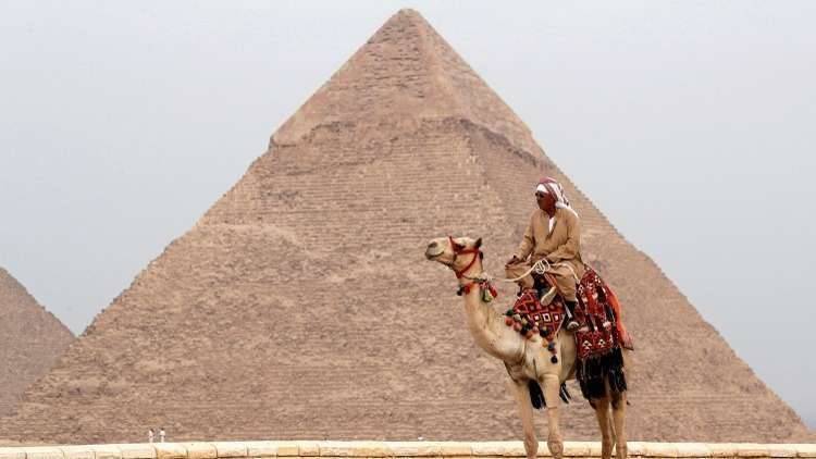 الحكومة المصرية تصدر توضيحا حول أنباء بيع منطقة الأهرامات السياحية لدولة عربية