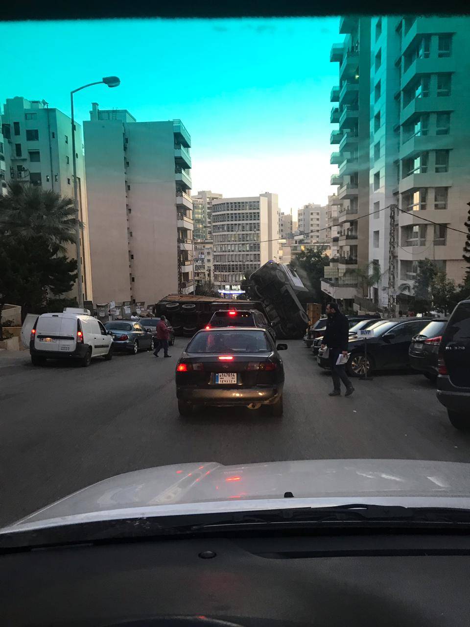 انقلاب شاحنة كبيرة في تلّة الخياط تكاد ان تسبب كارثة (صور)