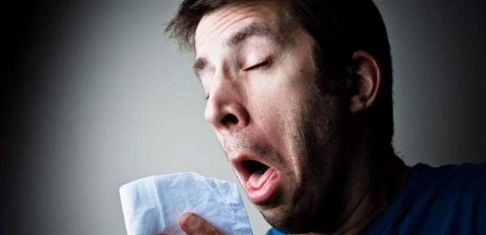 هل تشعرون برغبة دائمة بالعطس.. اليكم السبب!