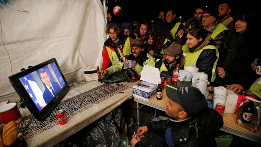 هل تنجح تنازلات ماكرون في احتواء غضب "السترات الصفراء"؟