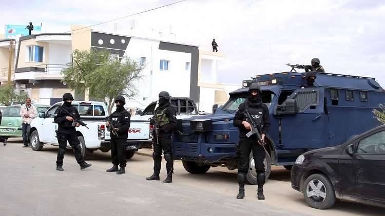 تونس.. مجموعة مسلحة تسطو على فرع بنكي وتقتل مدنيا غرب البلاد