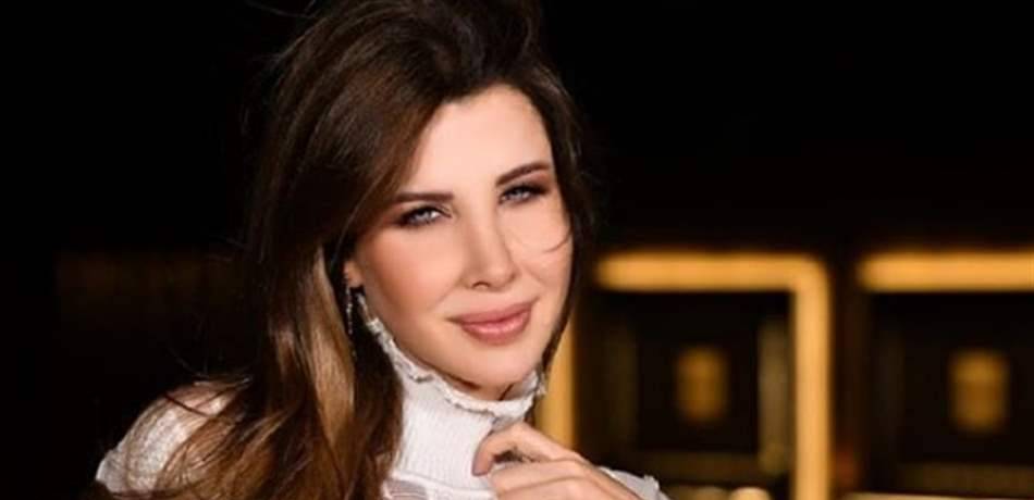 صورة لافتة لنانسي عجرم وابنتها