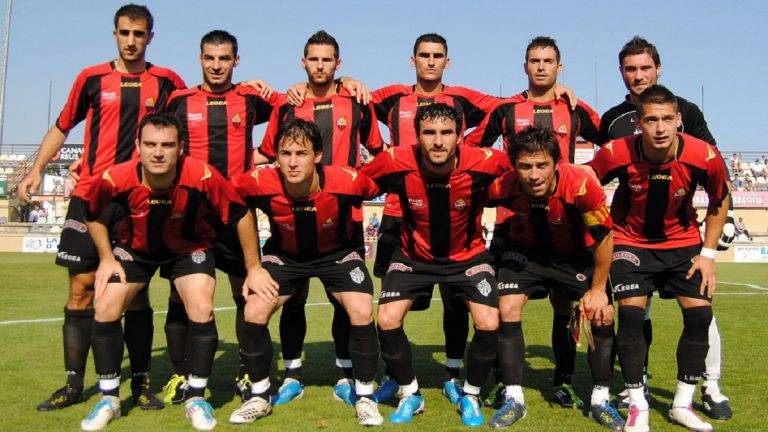لاعبون في نادٍ إسباني يقررون الرحيل جميعًا